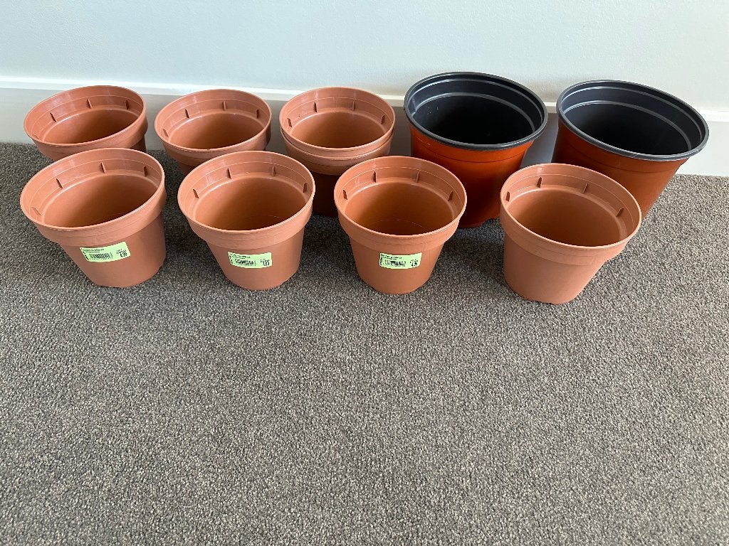 NEGEN GLOEDNIEUWE Bloempotten; NIET gebruikt.