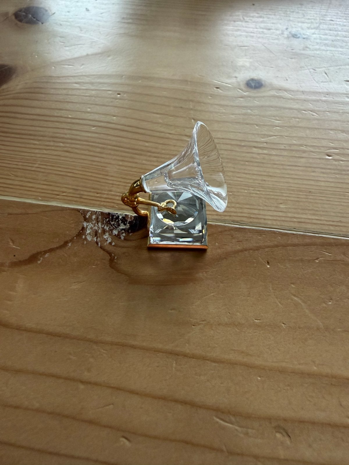 Scherpe prijs! Swarovski Kristal Grammofoon (Verguld), Ophalen of Verzenden, Zo goed als nieuw, Figuurtje