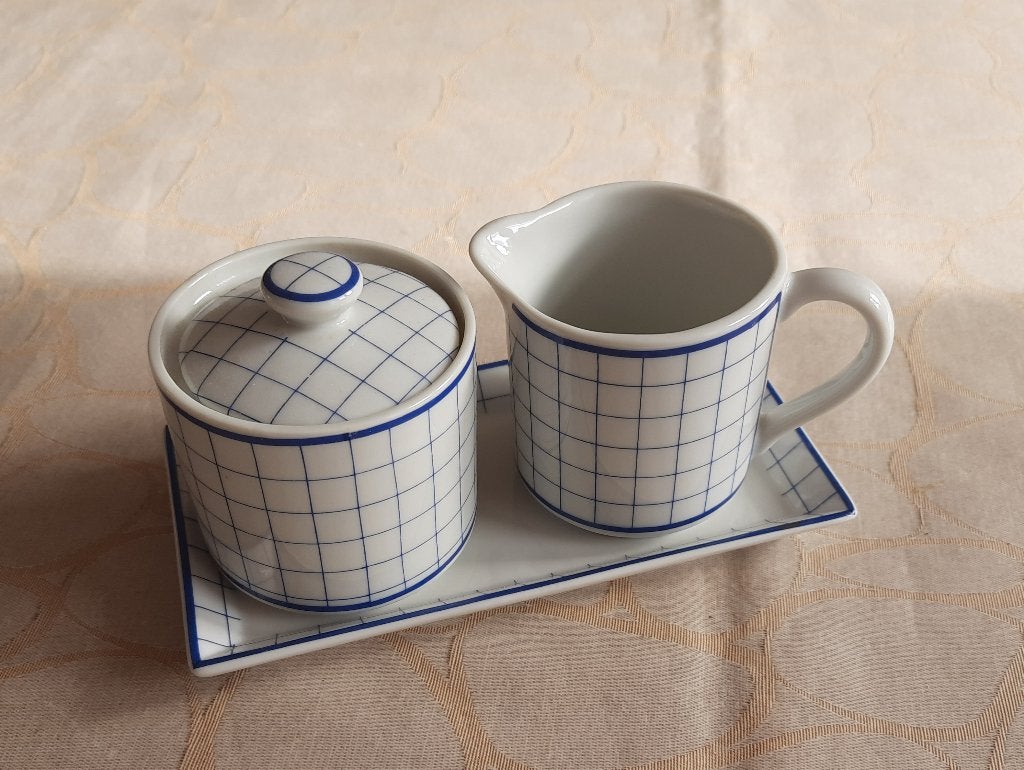 Suiker en melk kannetje - wit met blauw geruit, Ophalen of Verzenden, Zo goed als nieuw, Porselein, Landelijk/Boerenbont