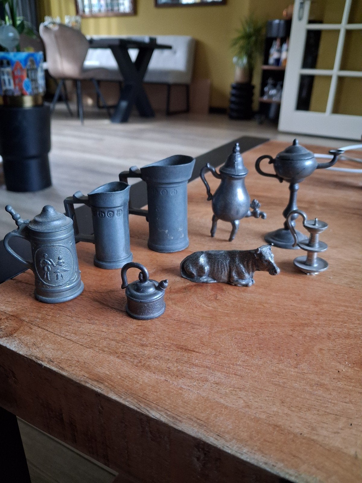 Set van 7 miniatuur tinnen beeldjes en kannen, Ophalen of Verzenden