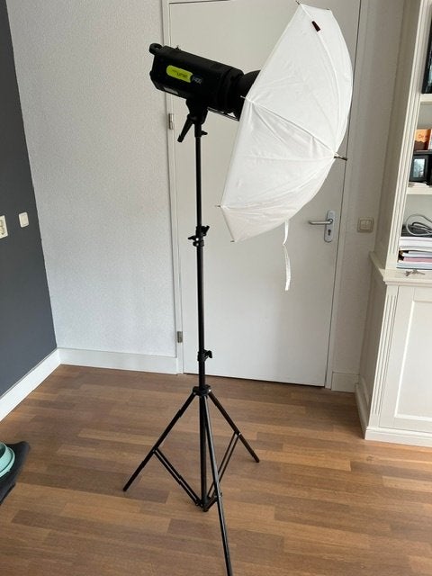Lastolite Lumen8 F400 Studioflitser met statief en paraplu's, Audio, Tv en Foto, Inclusief draagtas, Ophalen of Verzenden, Zo goed als nieuw