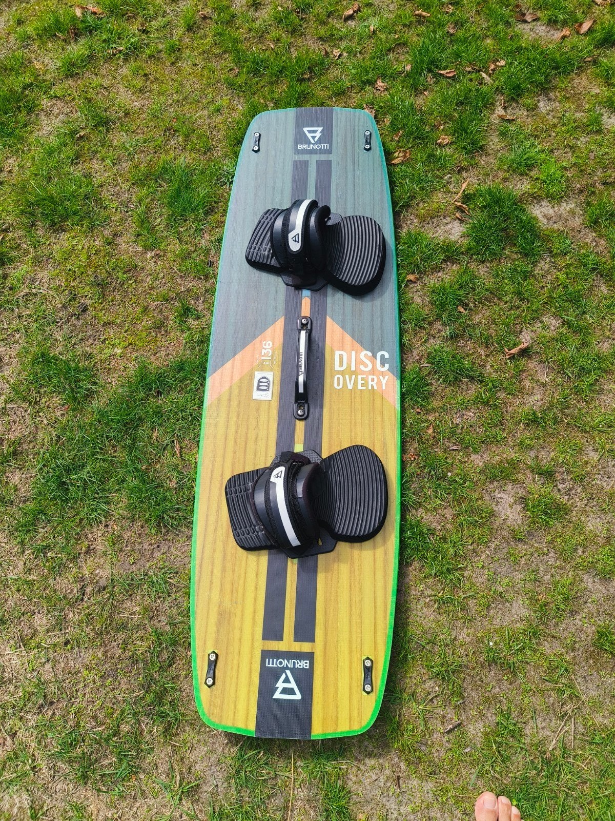 Brunotti Discovery Twintip Kiteboard 136x41, Watersport en Boten, Kitesurfen, Ophalen, Twintip, Kiteboard, Zo goed als nieuw