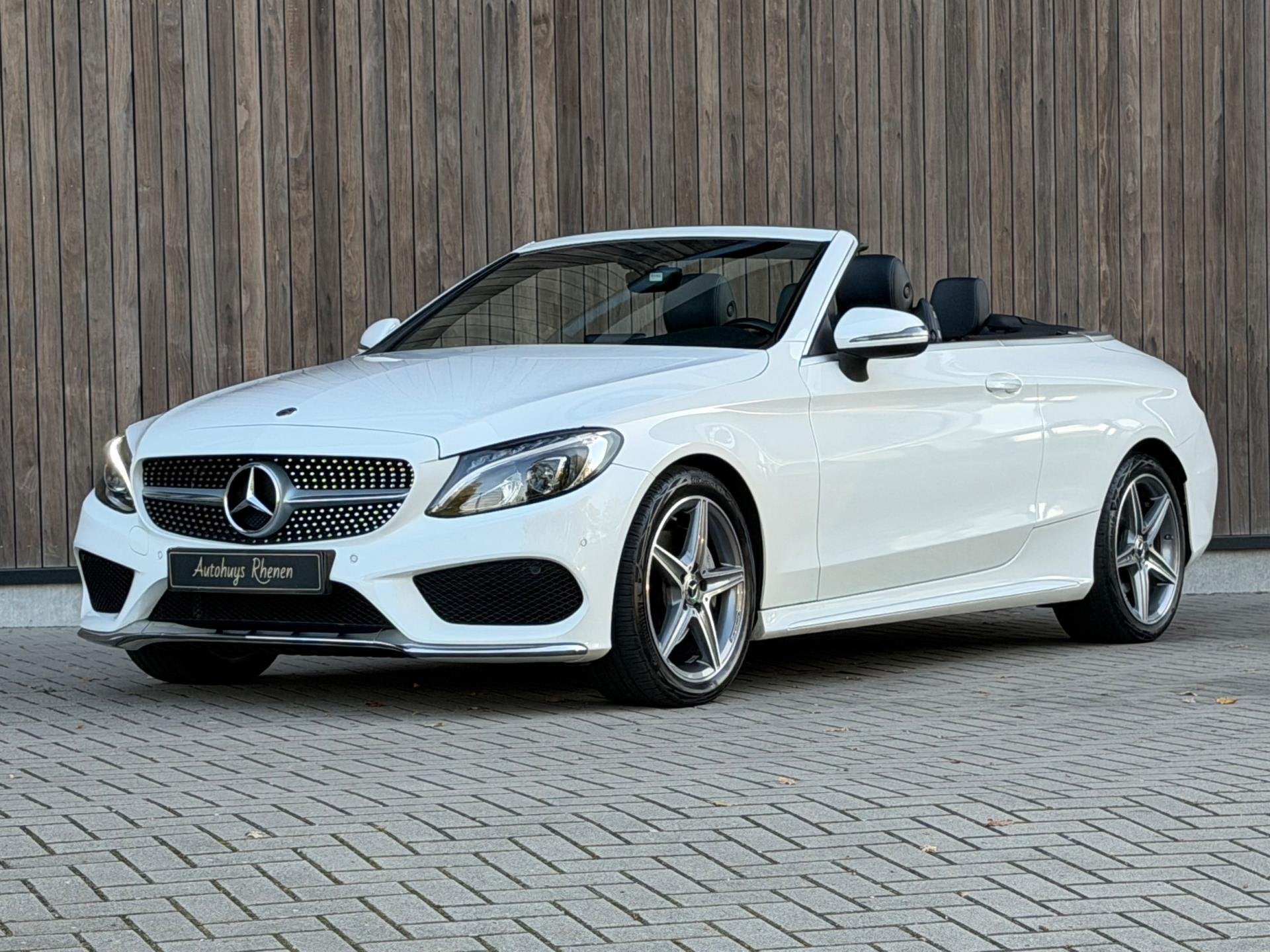 Mercedes-Benz C-klasse Cabrio 180 Premium / AMG-line / 18' /, Auto's, Zwart, Cabriolet, 4 stoelen, Wit