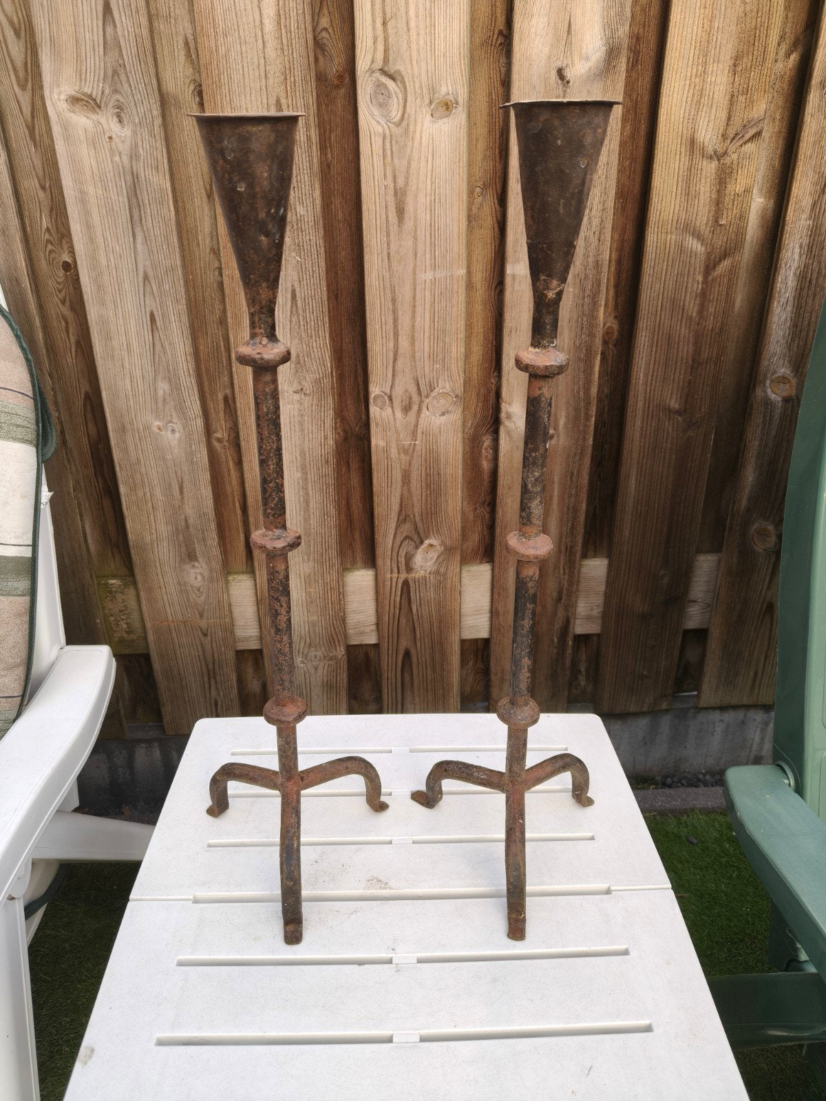 set van 2 vintage/antiek smed/gietijzeren kandelaars, Huis en Inrichting, Overige materialen, Gebruikt, Bruin, Overige merken