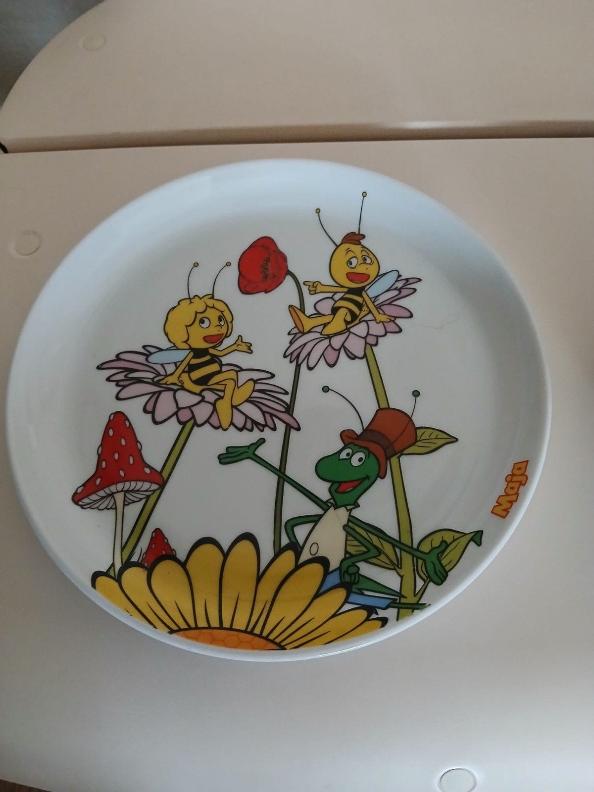 Maya de bij Schaaltje en kinderbordje.Studio honderd.2012., Gebruikt, Ophalen of Verzenden, Kom(men), Overige stijlen