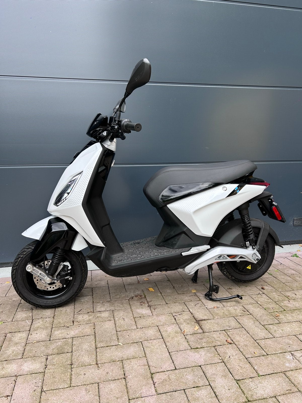 Piaggio One E-scooter 2021- 4646km, 2e eigenaar, schadevrij, Fietsen en Brommers, Ophalen, Gebruikt, Overige modellen, Maximaal 45 km/u
