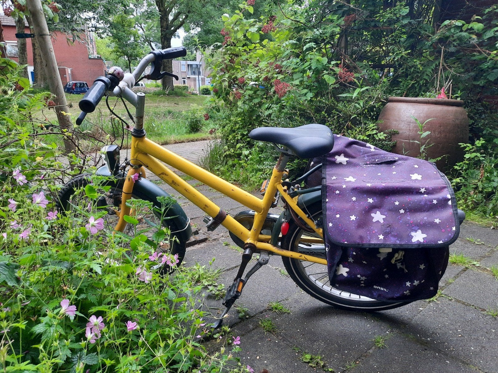 Gele kinderfiets met paarse fietstassen, Ophalen of Verzenden, Gebruikt, 20 inch of meer