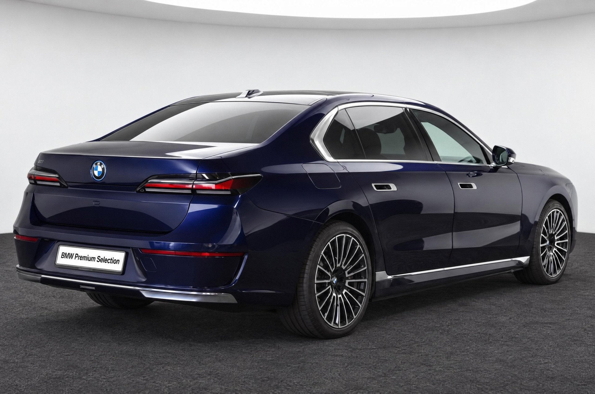 BMW i7 eDrive50 High Executive / Panoramadak / Stoelventilat, Auto's, Dealer onderhouden, Achterwielaandrijving, Zwart, Met garantie (alle)