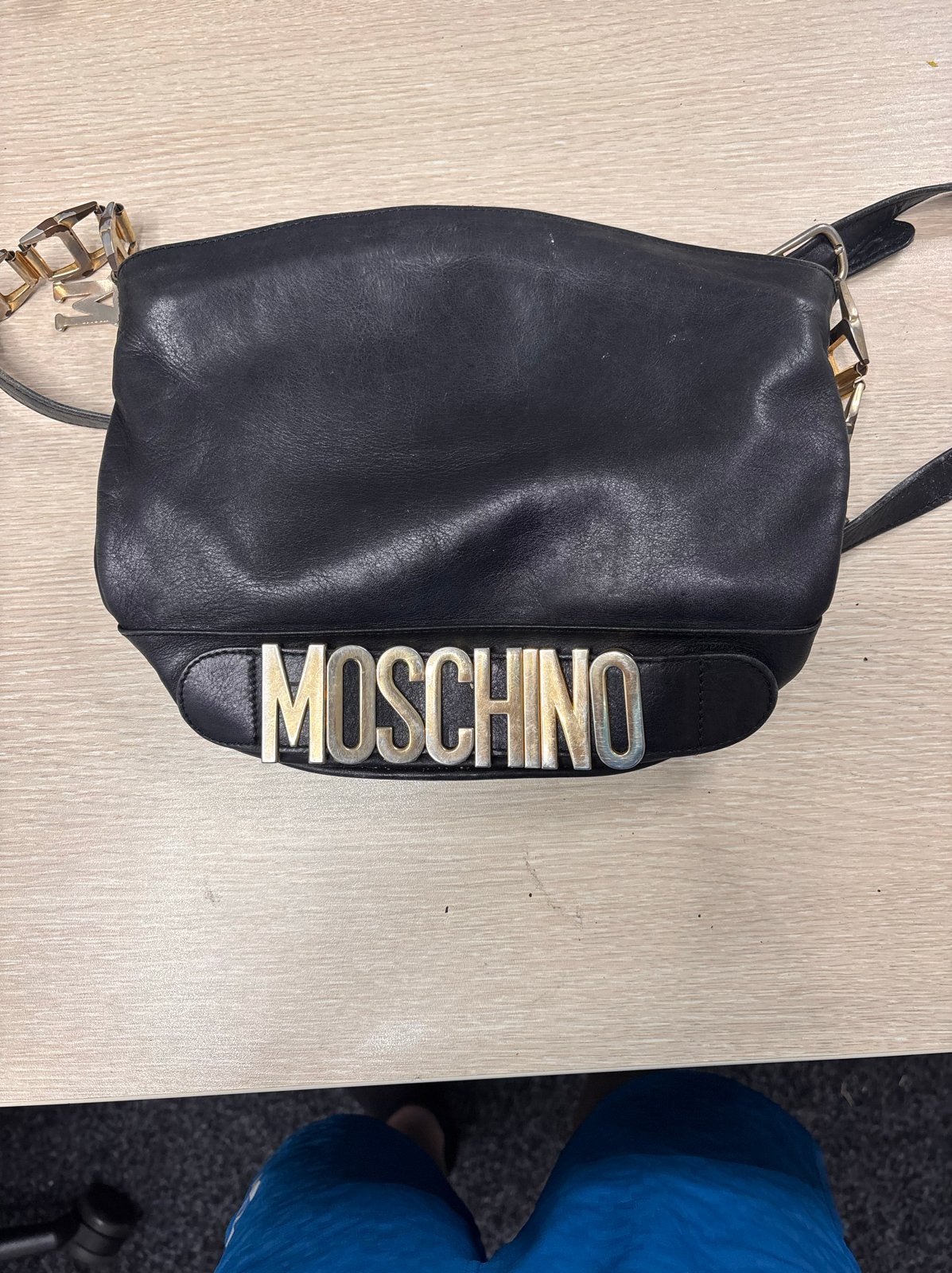Moschino Zwarte Leren Schoudertas met Gouden Details, Ophalen of Verzenden, Gebruikt, Zwart, Schoudertasje