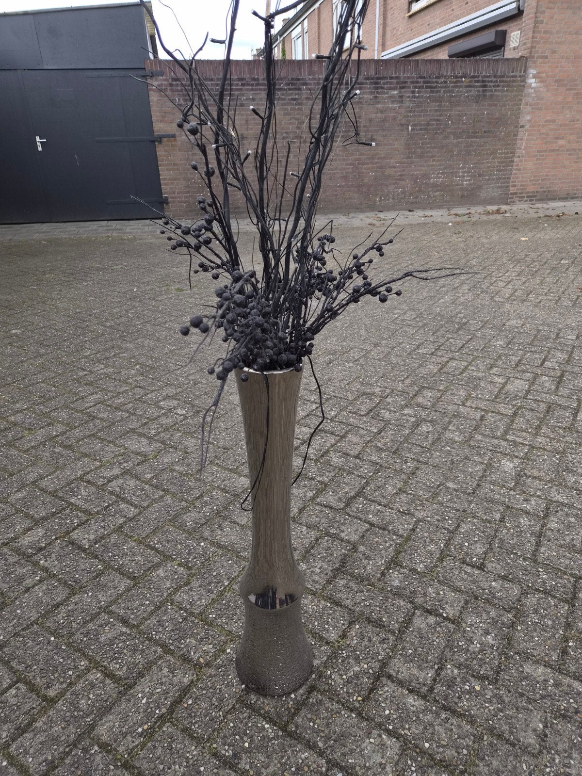 Zilver kleurige vaas met tak, Huis en Inrichting, Woonaccessoires | Vazen, Ophalen, Overige kleuren, Overige materialen