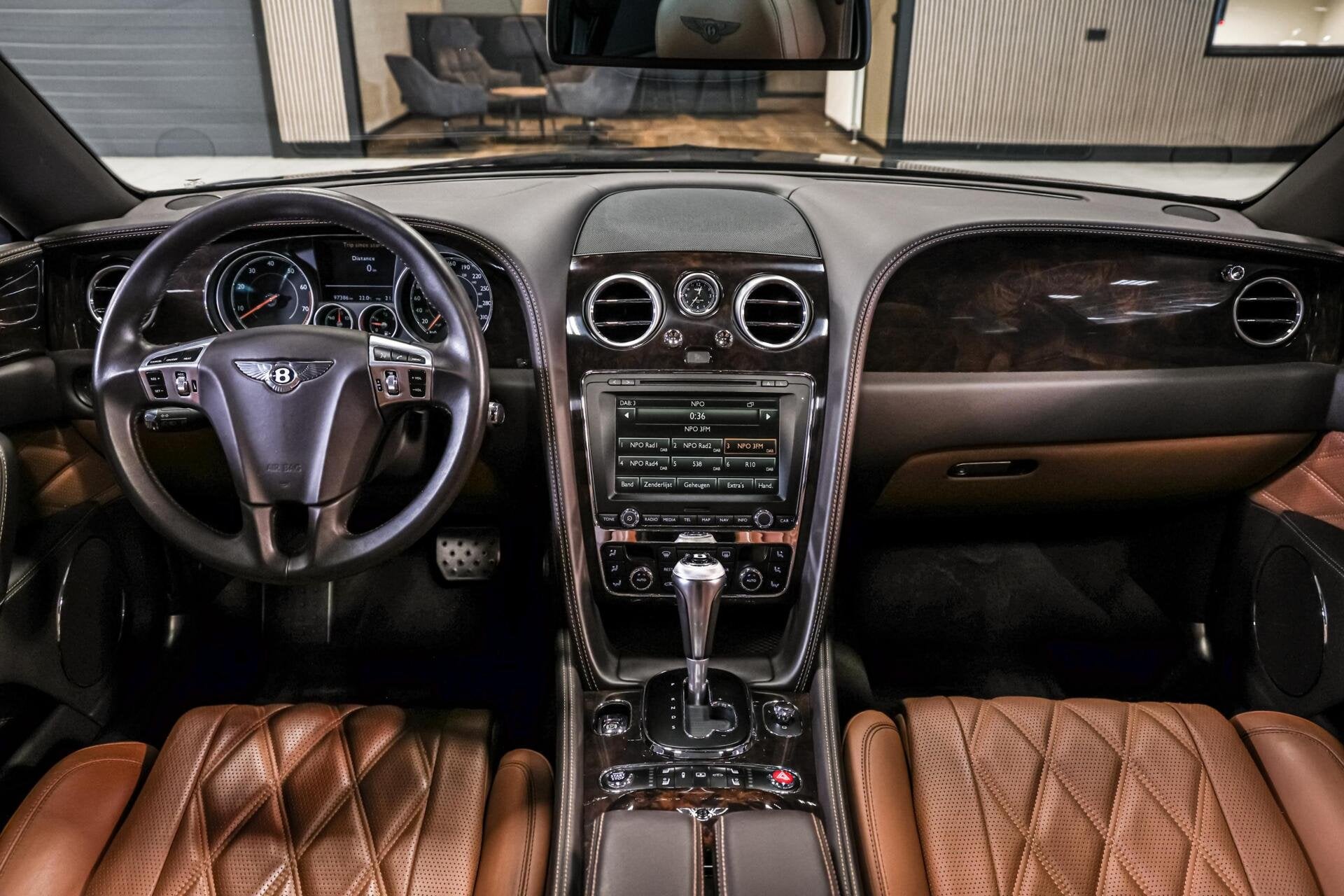 Bentley Flying Spur 4.0 V8|Massage V+A|ACC|Luchtvering, Auto's, Bentley, Automaat, Gebruikt, Met garantie (alle), Zwart