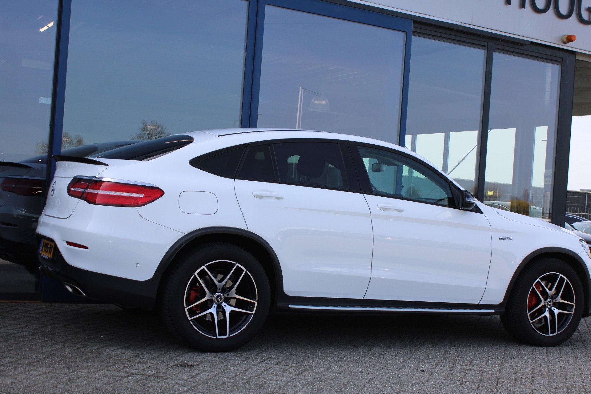 Mercedes-Benz GLC Coupé 250 AUT9 4MATIC AMG LINE NIGHT PAKK, Automaat, Gebruikt, 4 cilinders, Wit