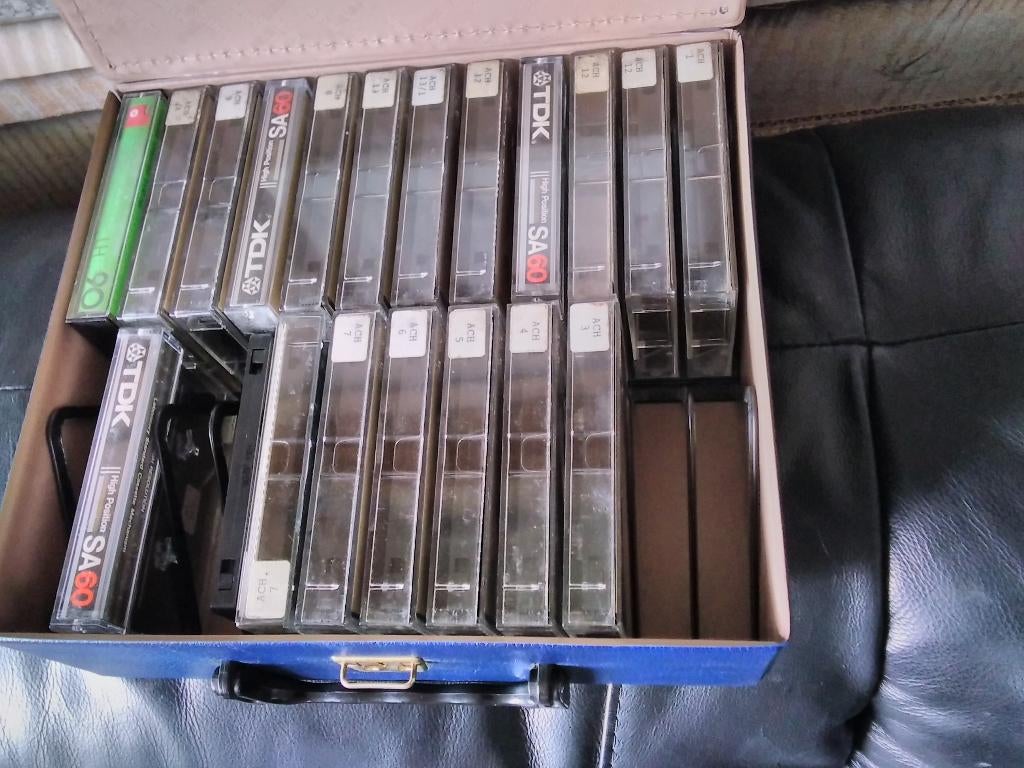 blauwe koffer met cassette bandjes, Ophalen of Verzenden, Gebruikt, Overige genres, 2 t/m 25 bandjes