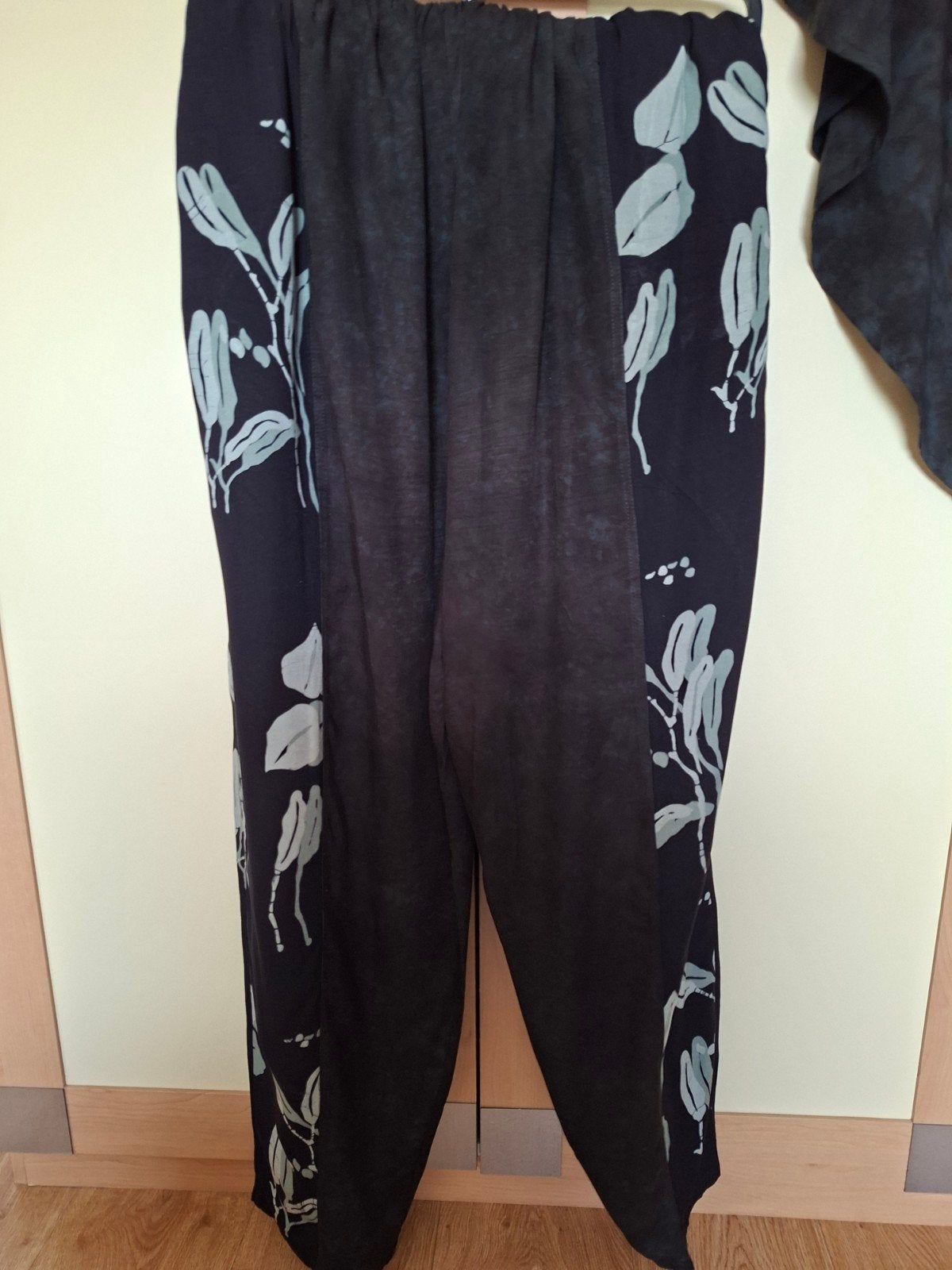 Donkerblauw tweedelig pak met bloemenprint, maat XL, Kleding | Dames, Blauw, Maat 46/48 (XL) of groter, Ophalen of Verzenden, Lang