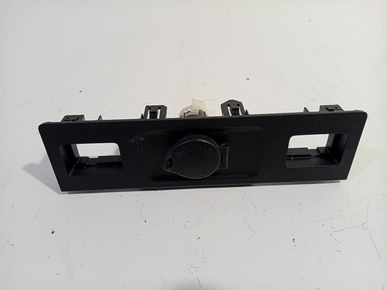 Aansluiting voor 12 volt Toyota Prius, Onderdelen@venauto.nl, Van der Ven Autorecycling B.V., Gebruikt, Ettenseweg 76, 4706 PB Roosendaal, The Netherlands