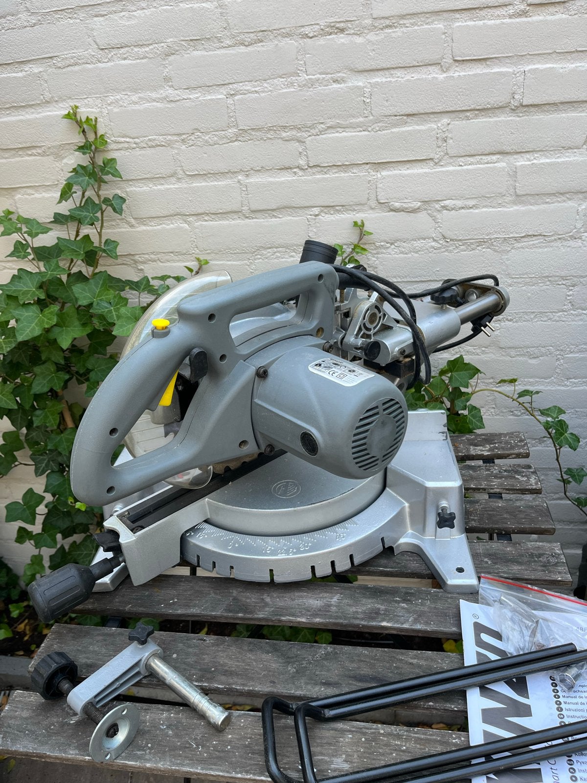 Kinzo Afkortzaag 48P3200 - Zo goed als nieuw, in doos, Doe-het-zelf en Verbouw, Gereedschap | Zaagmachines, Ophalen, 70 mm of meer