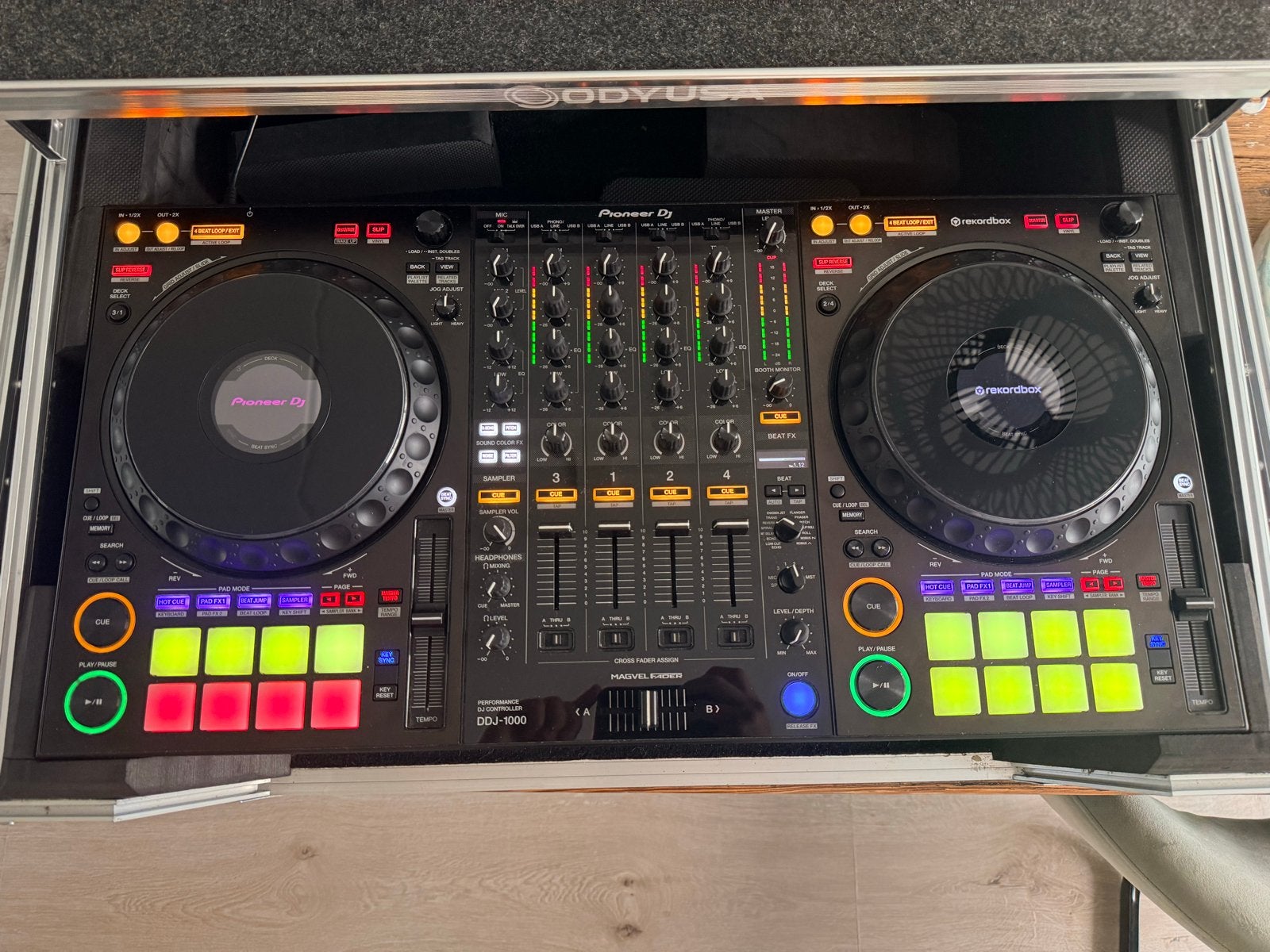 Pioneer DDJ-1000 DJ-controller met Odyusa flightcase