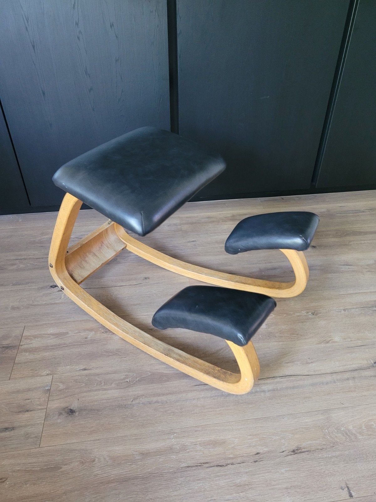 Nette zwart lederen Stokke Design Peter Opsvik kniestoel, Gebruikt, Zwart, Ophalen of Verzenden, Stokke