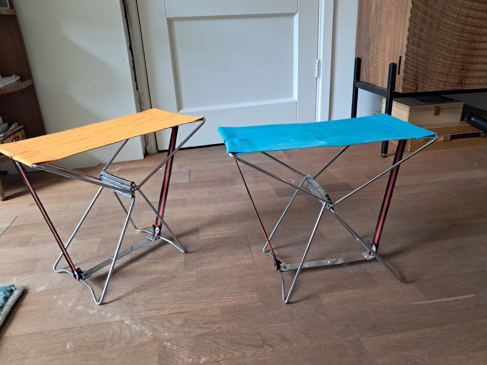 2x Vintage opvouwbare krukjes - Oranje en Blauw, Caravans en Kamperen, Ophalen of Verzenden, Gebruikt
