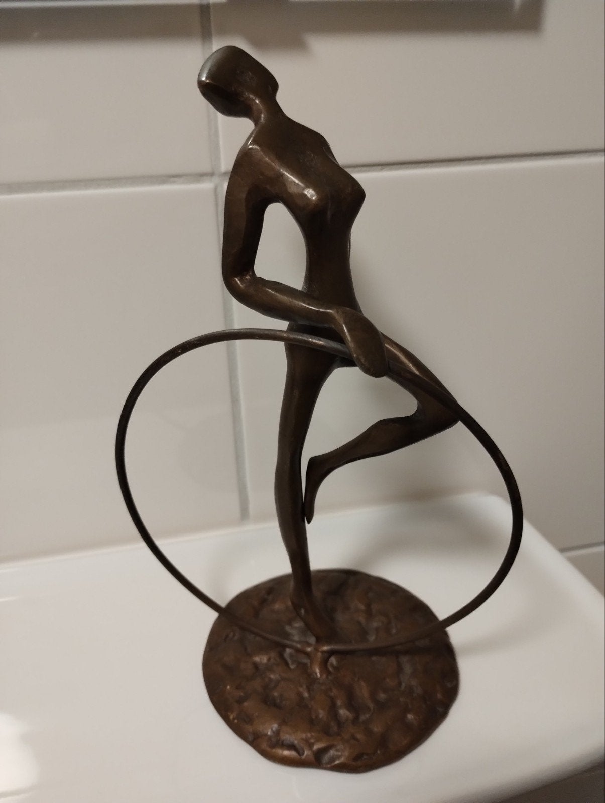 Brons beeld vrouw met hoepel, Ophalen of Verzenden