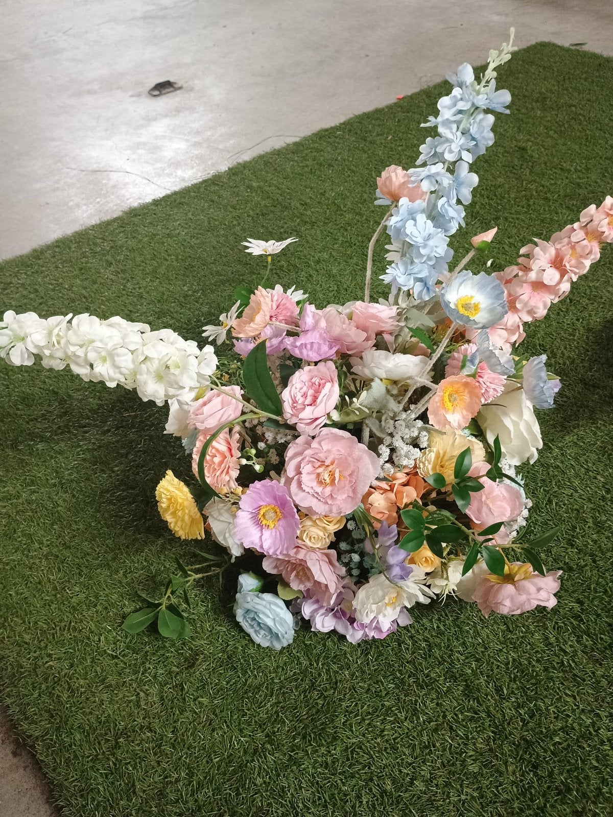Te huur 2 Zuilen en pastelkleur zijde bloemstukken, Hobby en Vrije tijd, Feestartikelen | Verhuur, Ophalen, Zo goed als nieuw