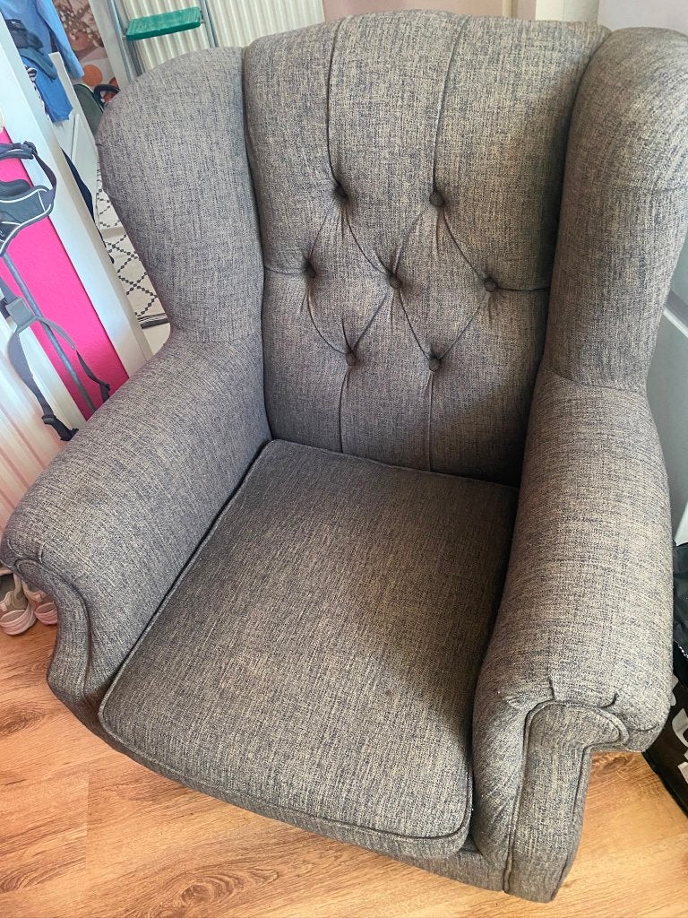 Prachtige Grijze Oorfauteuil – Zo Goed Als Nieuw!, Huis en Inrichting, Stoelen, Ophalen, Zo goed als nieuw, Stof, Landelijk klassieke stijl. Engelse of Chesterfield-stijl.