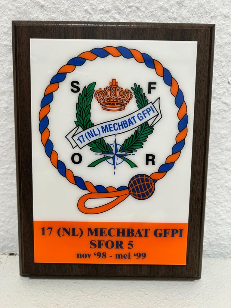 Wapenschild 17 NL Mechbat Sfor 5, Ophalen of Verzenden, Landmacht, Nederland, Embleem of Badge