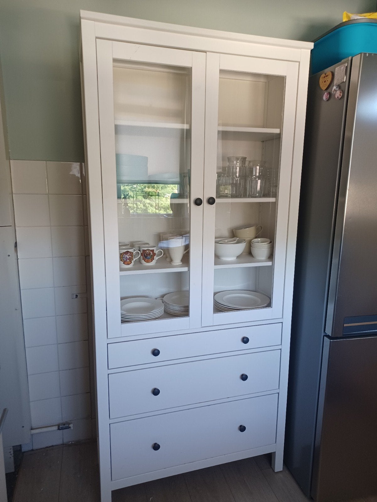 Ikea Hemnes wit vitrine laden kast, Huis en Inrichting, Kasten | Vitrinekasten, Ophalen, Gebruikt, Met deur(en), Glas