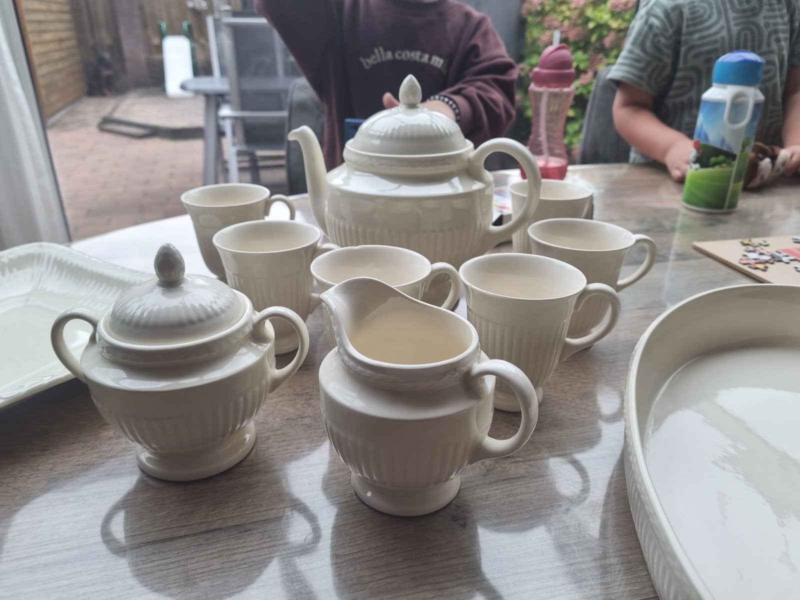 Crèmekleurig wedgewood servies met theepot en kopjes, Ophalen of Verzenden, Gebruikt, Keramiek, Compleet servies