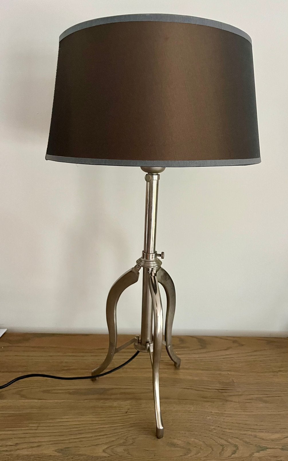 Luxe lamp tafellamp met driepoot voet chroom, Ophalen of Verzenden, Zo goed als nieuw