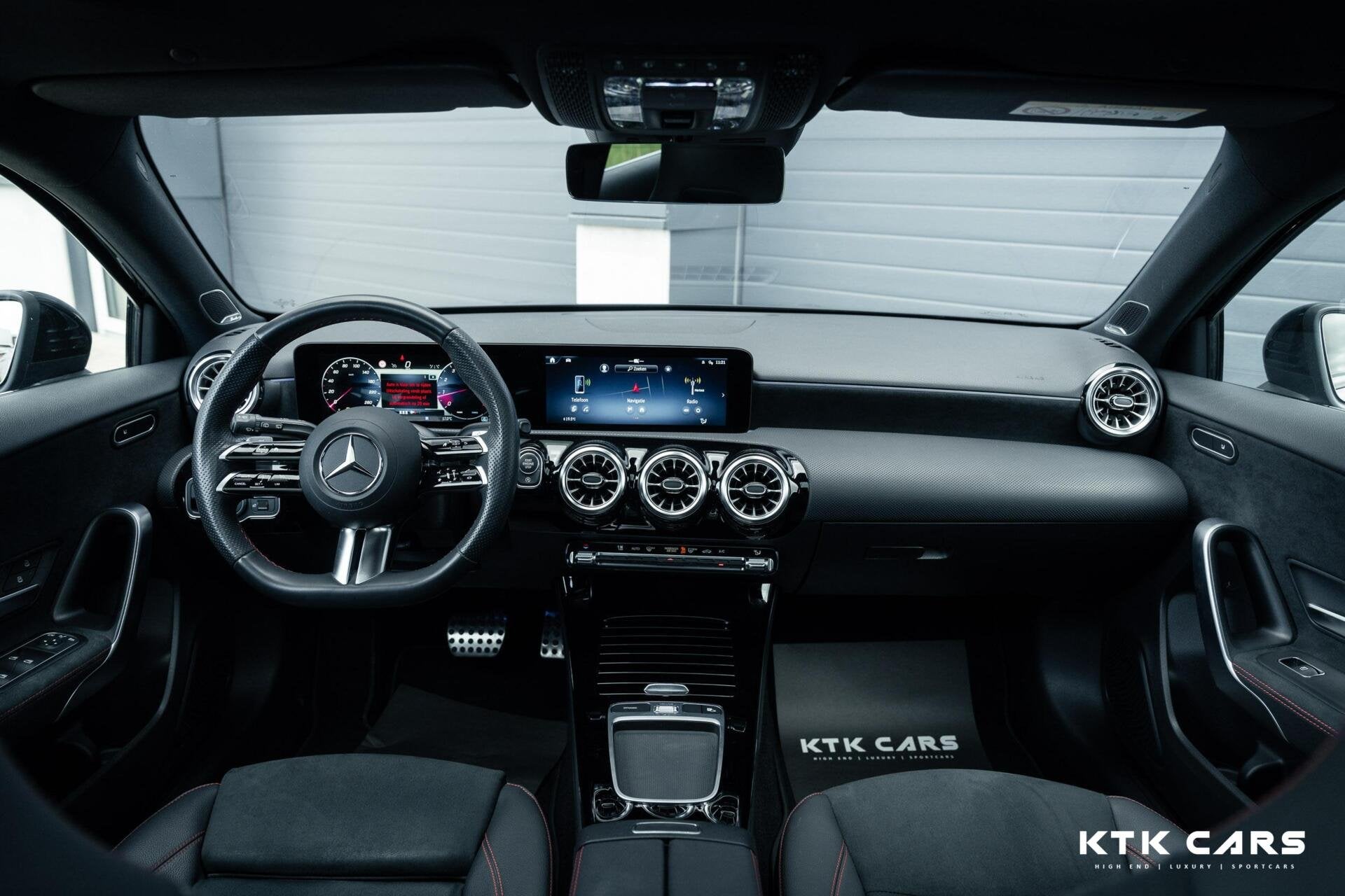 Mercedes A-klasse 180 AMG Line Pano|Sfeer|KeylesGO|Camera|Mu, Auto's, 136 pk, Gebruikt, 4 cilinders, Alcantara
