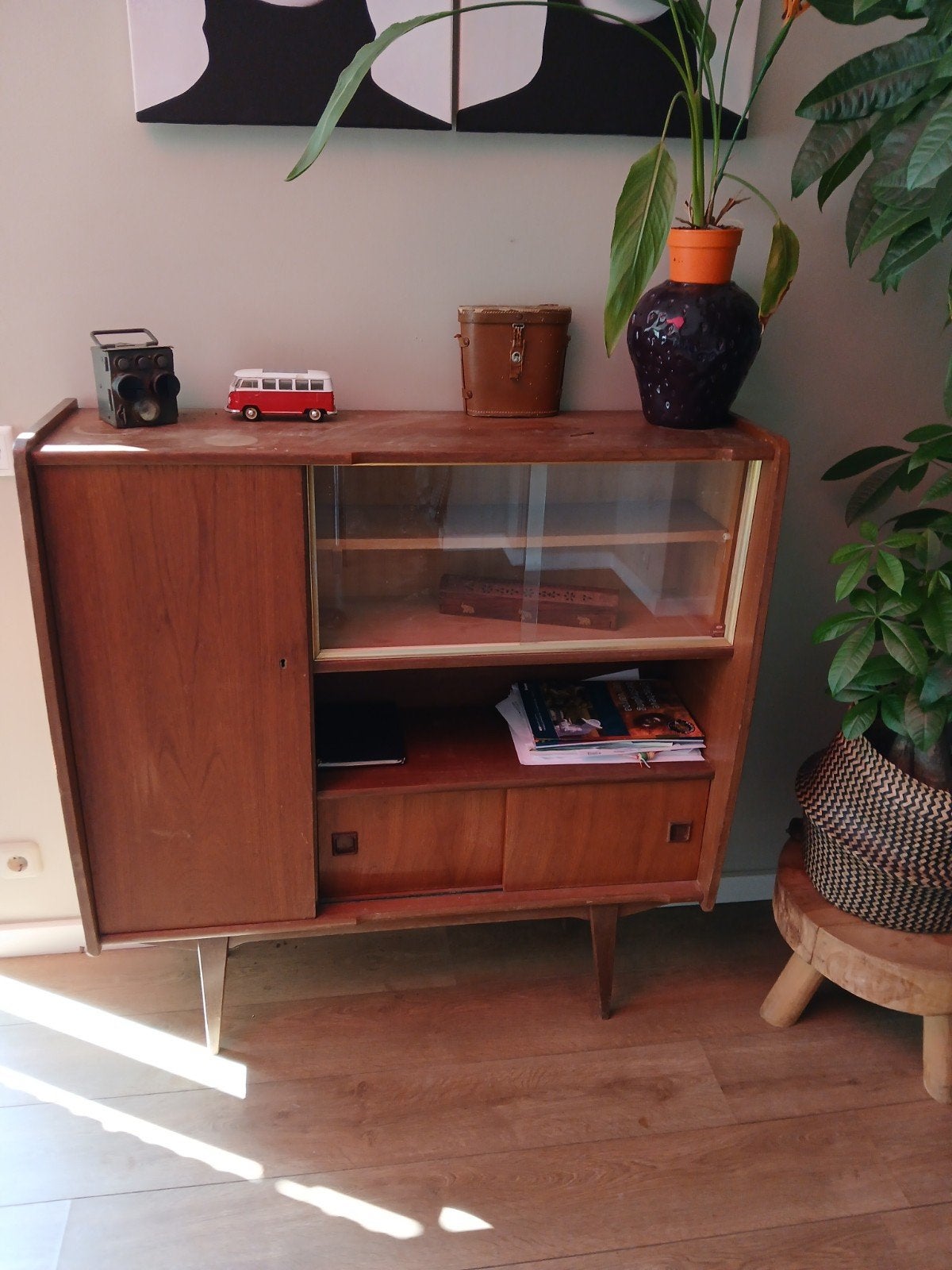 vintage kast met glazen en houten schuifdeurtjes, Ophalen