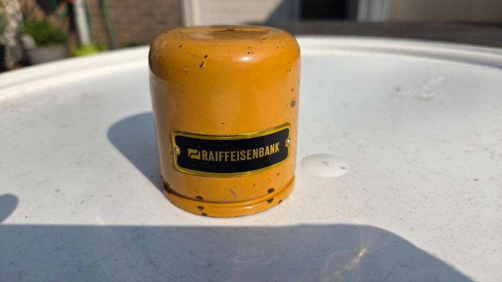 Vintage Raiffeisenbank spaarpot jaren '70 - Geel metaal, Ophalen of Verzenden, Gebruikt, Metaal of Blik, Object of Gebouw