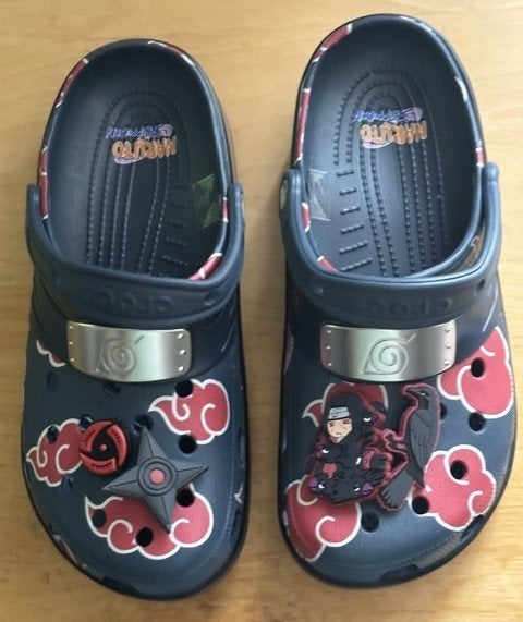 Crocs Classic Clog NARUTO ITACHI - EU 41-42 / US M8 W10, Ophalen of Verzenden, Nieuw, Overige kleuren, Slippers