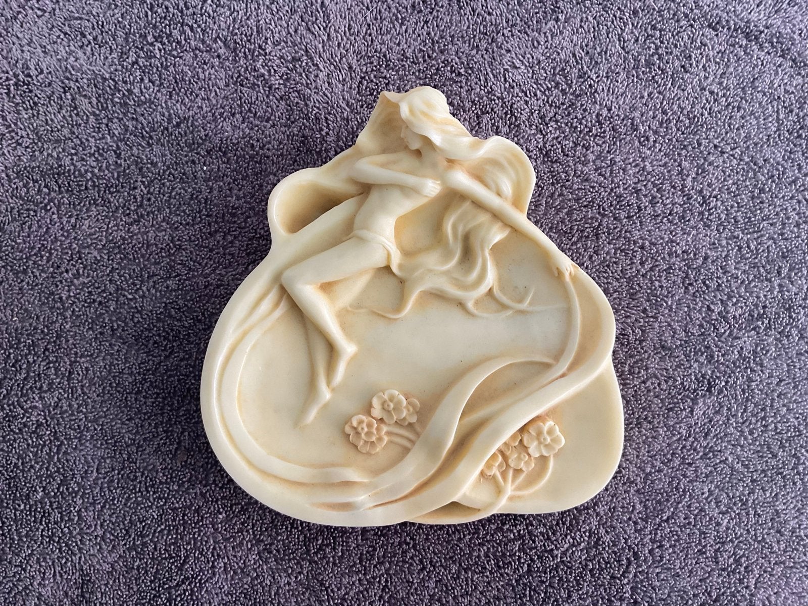 Decoratief reliëf van een vrouw, 18 cm in alabast, Minder dan 20 cm, Ophalen of Verzenden, Handgemaakt, Wanddecoratie