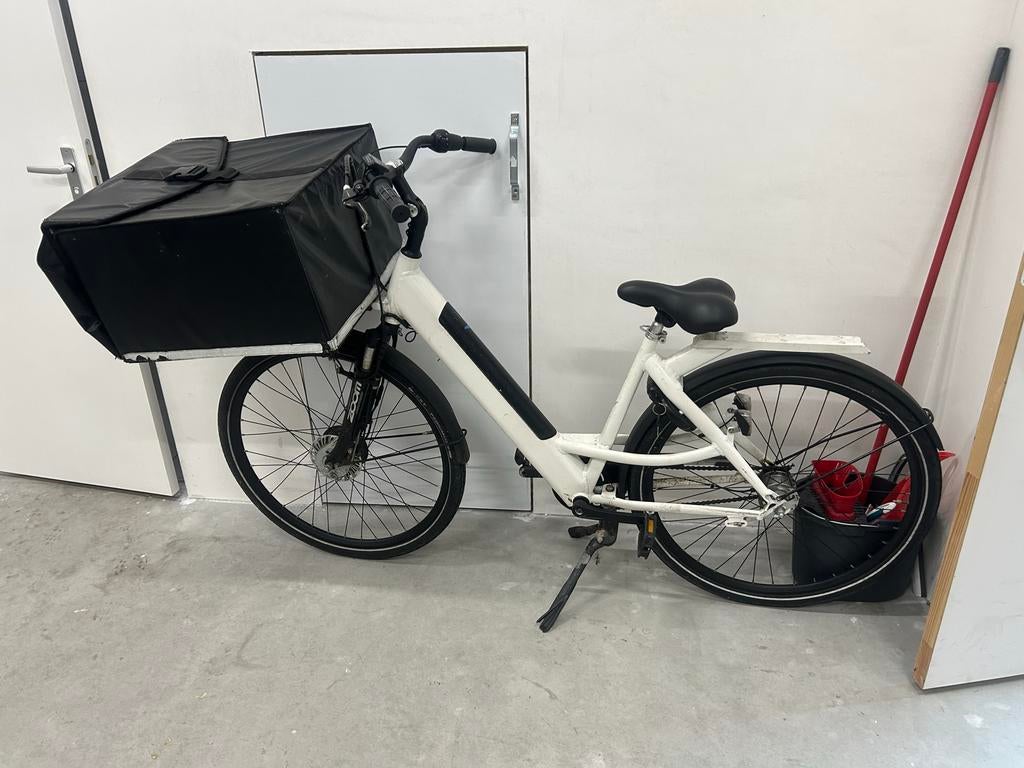 Bezorgfiets met zwarte transportbox, Gebruikt, Goederen, Elektrisch, Schijfrem