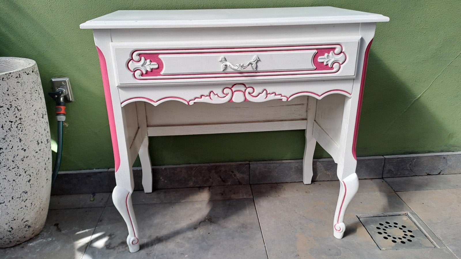 Vintage bijzettafel met lade - wit en roze accenten, Ophalen