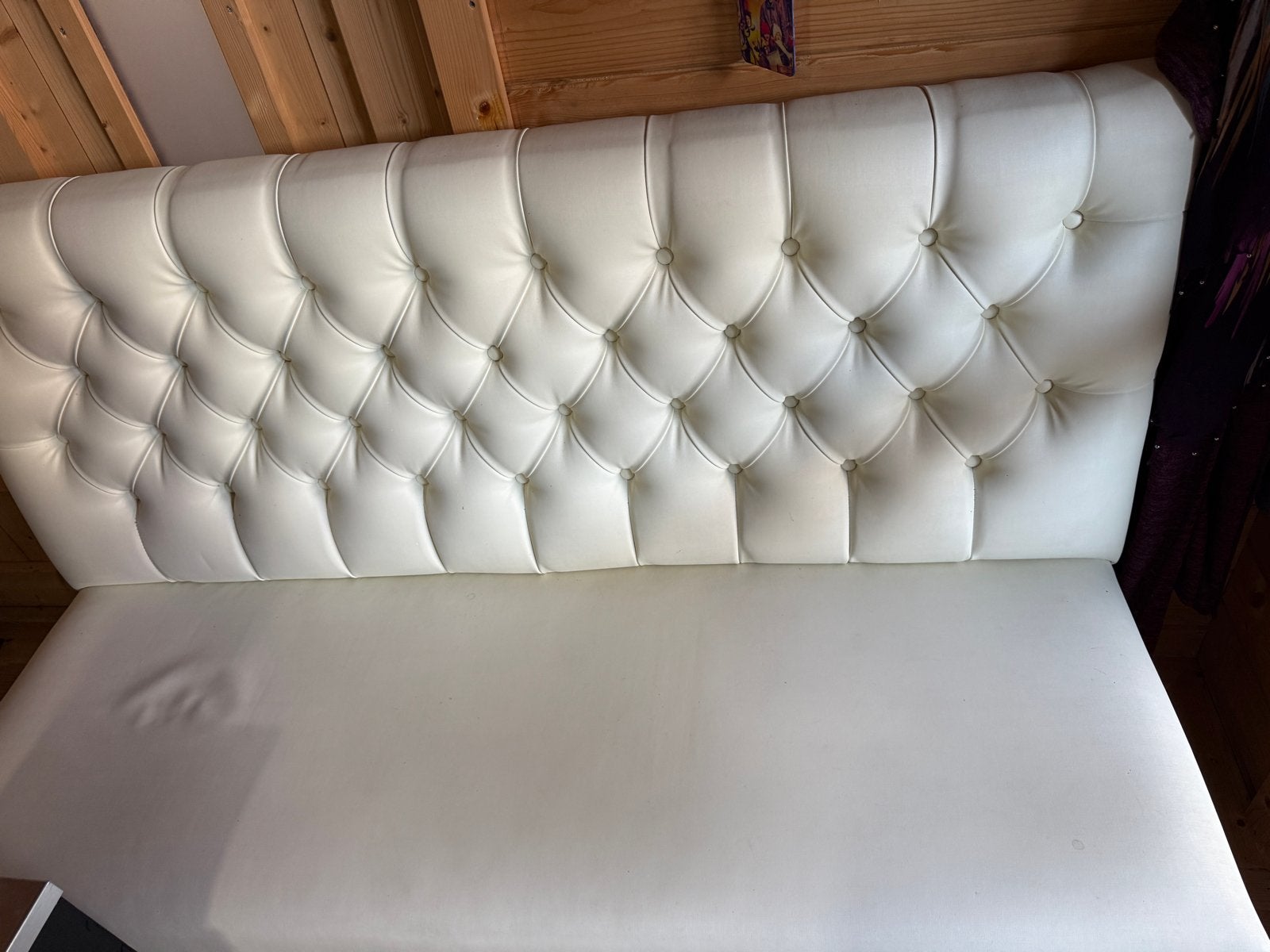 Witte bank met gecapitonneerde rugleuning, Huis en Inrichting, Banken | Bankstellen, Ophalen, Kunststof, 150 tot 200 cm, Tweepersoons