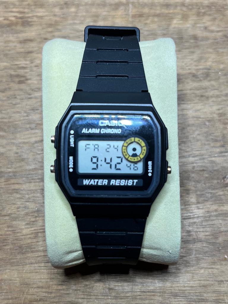 Casio F-94W, Ophalen of Verzenden, Zo goed als nieuw, Kunststof, Overige merken