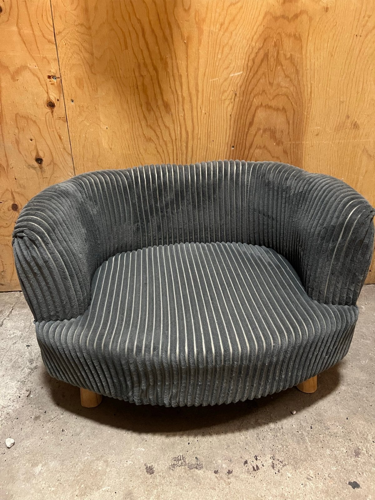Dierensofa grijs ribstof, hondenbank/kattenbank op pootje, Ophalen, Gebruikt, Stof
