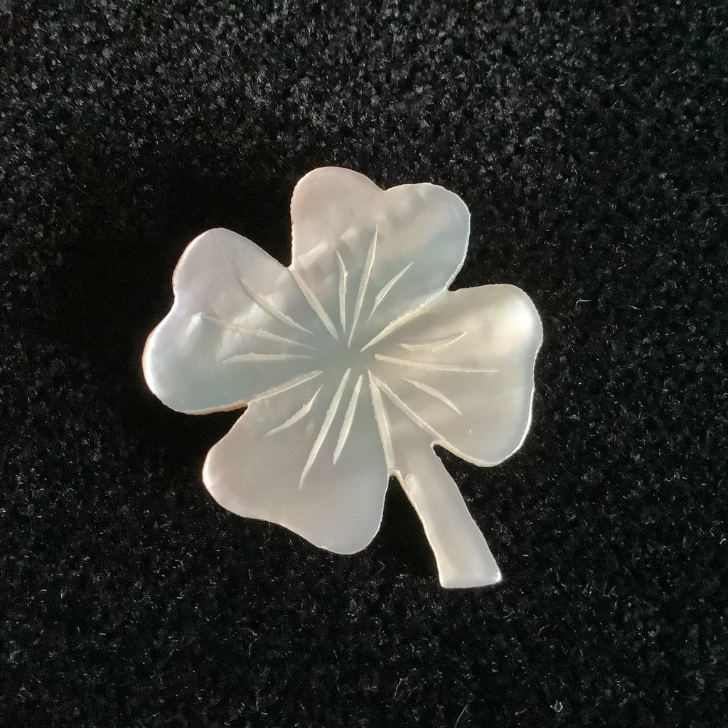 Mooie vintage geluksbroche parelmoer klavertje 4, Overige materialen, Overige kleuren, Minder dan 4 cm, Ophalen of Verzenden