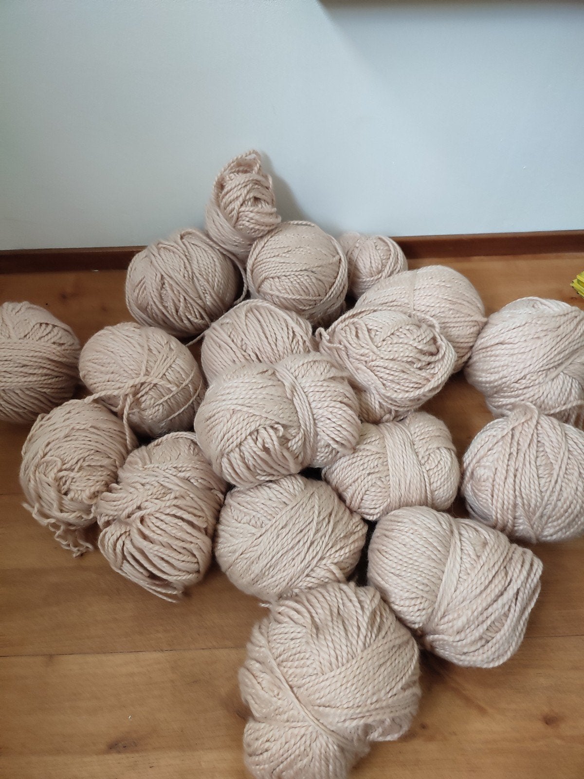 5600 gram dikke beige wol - 18 bollen, Ophalen of Verzenden, Nieuw, Breien of Haken, Wol of Garen
