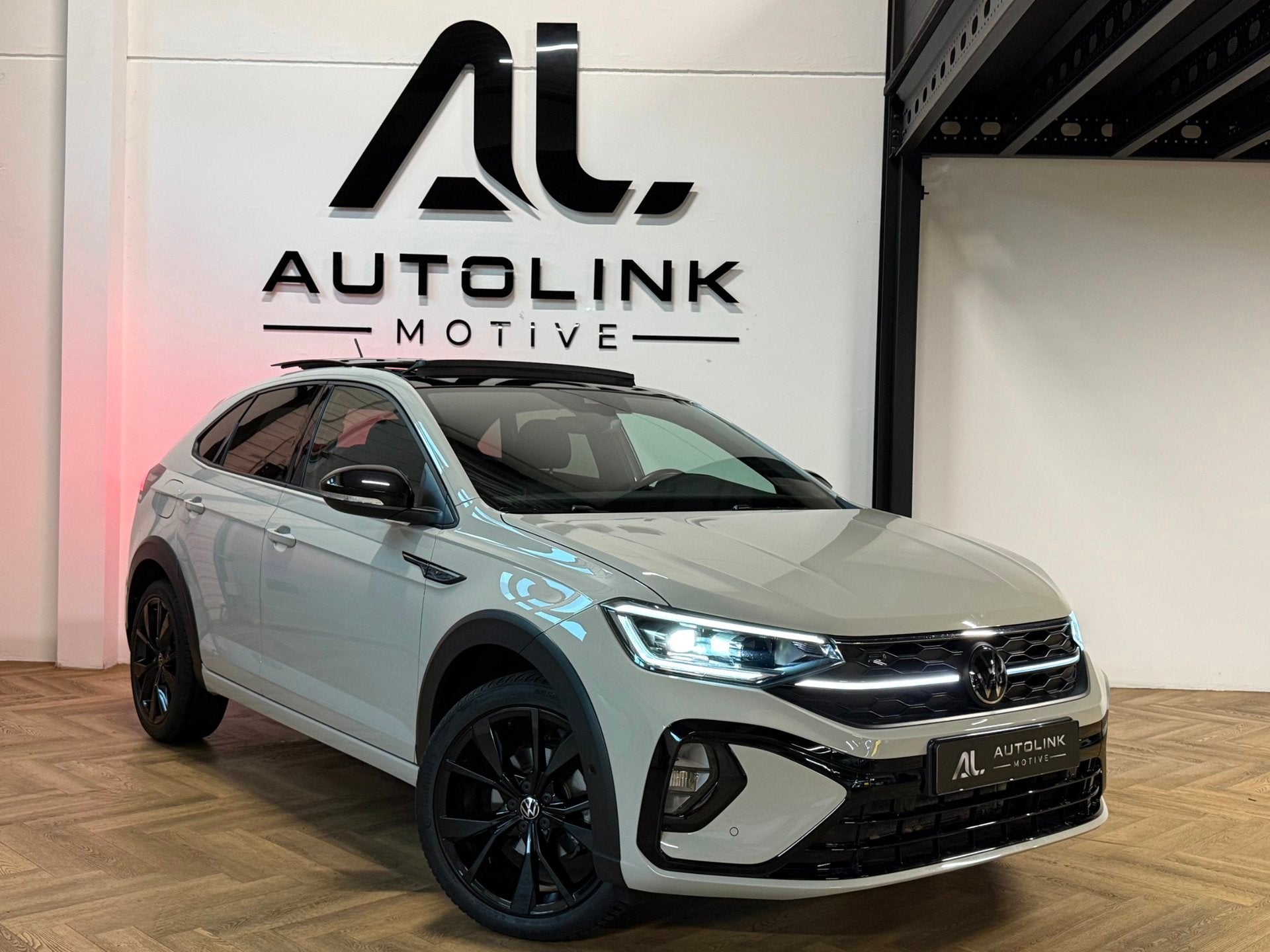 Volkswagen Taigo 1.5 TSI 3xR-Line PANO CAM CARPLAY IQ Ascot, Automaat, Dealer onderhouden, Stof, Gebruikt