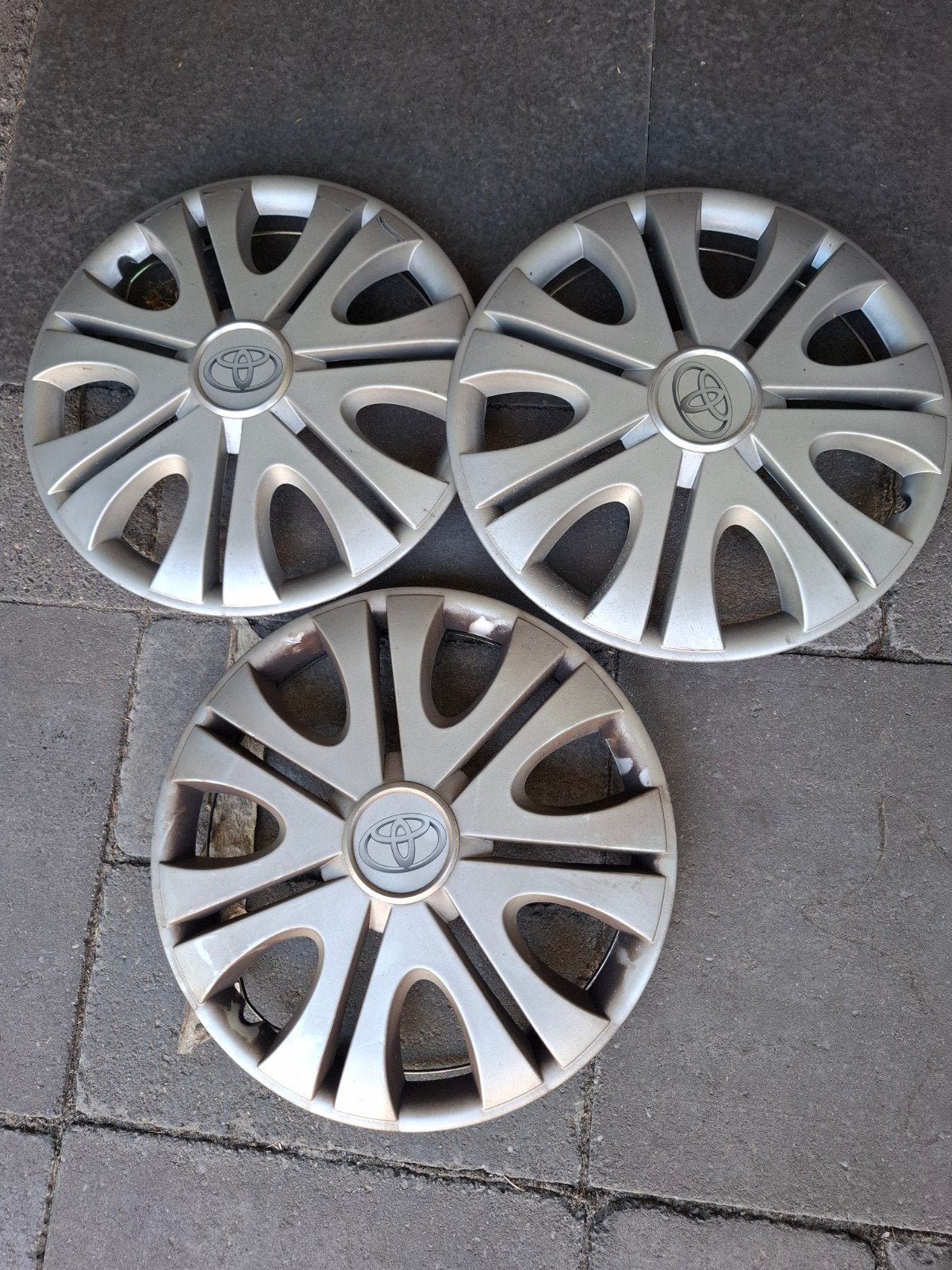 3 wieldoppen  toyota  aygo, Auto diversen, Wieldoppen, Ophalen of Verzenden, Gebruikt