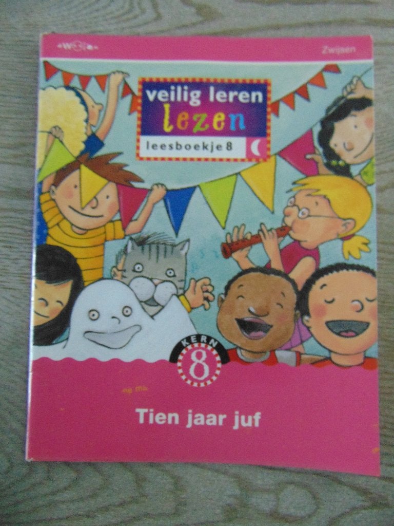 Veilig leren lezen leesboekje Zwijsen 8 maantjes boek Avi E3, Ophalen of Verzenden, Zo goed als nieuw, Zwijsen, Fictie algemeen