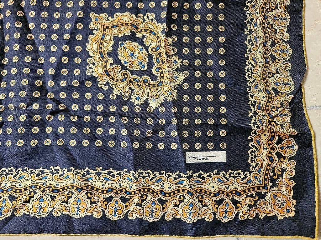 Vittorio Zijden Sjaal - Donkerblauw met Gouden Patroon, Kleding | Dames, Maat 46/48 (XL) of groter, Ophalen of Verzenden, Sjaal