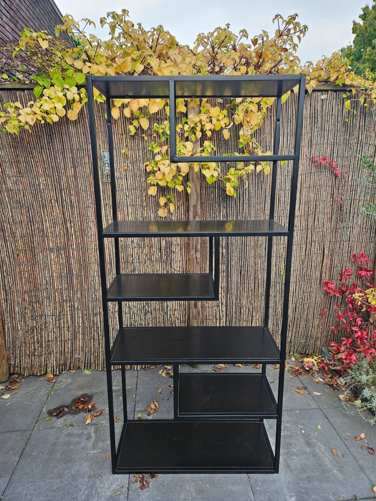 Zwart metalen open kast met asymmetrische planken, Huis en Inrichting, Ophalen, Met plank(en), Gebruikt, Industrieel, Modern, Minimalistisch