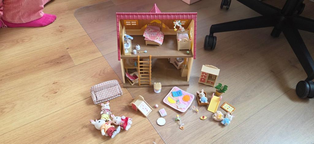 Sylvanian families huis met poppetjes en spulletjes, Kinderen en Baby's, Speelgoed | Poppenhuizen, Ophalen of Verzenden, Zo goed als nieuw