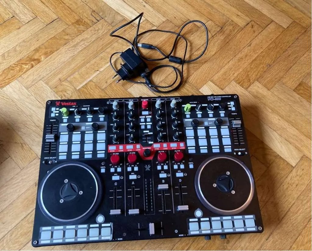 Foto 3 van Vestax VCI-400 DJ Controller inkl. Magma Tasche