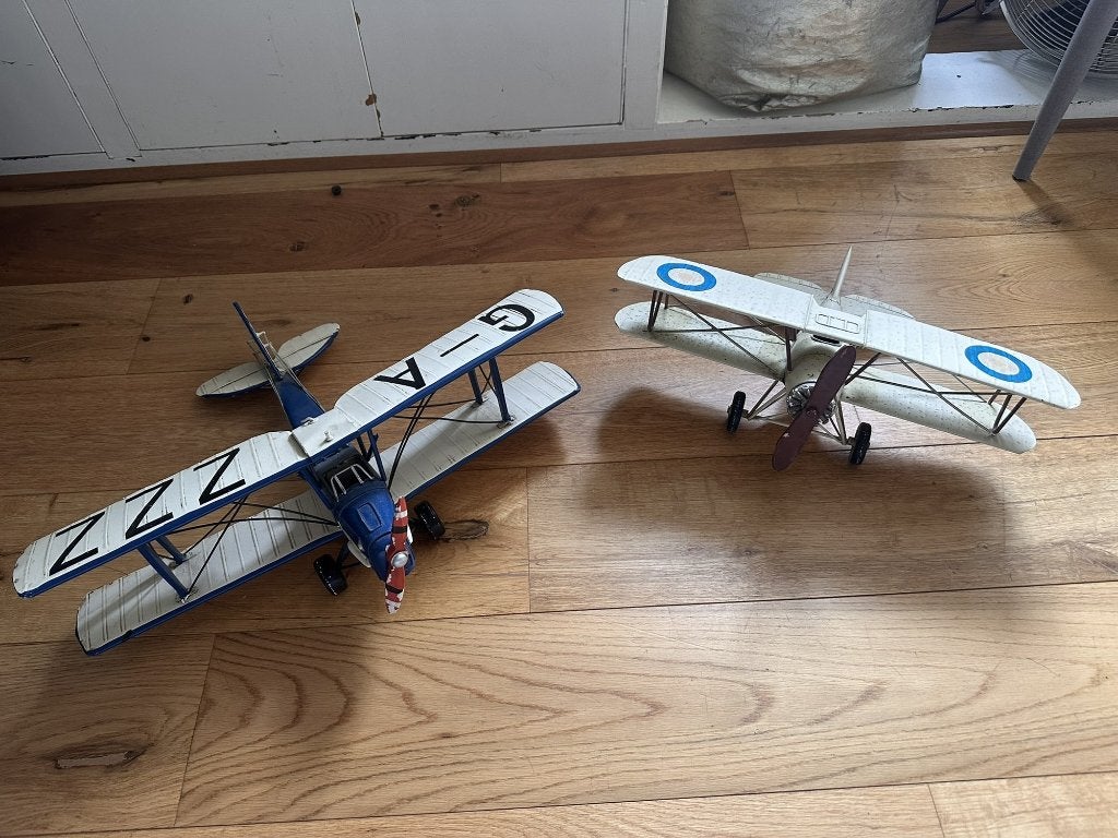 2 vintage modelvliegtuigen blik - tweedekkers, 50 en 40 cm, Ophalen, Gebruikt, Schaalmodel